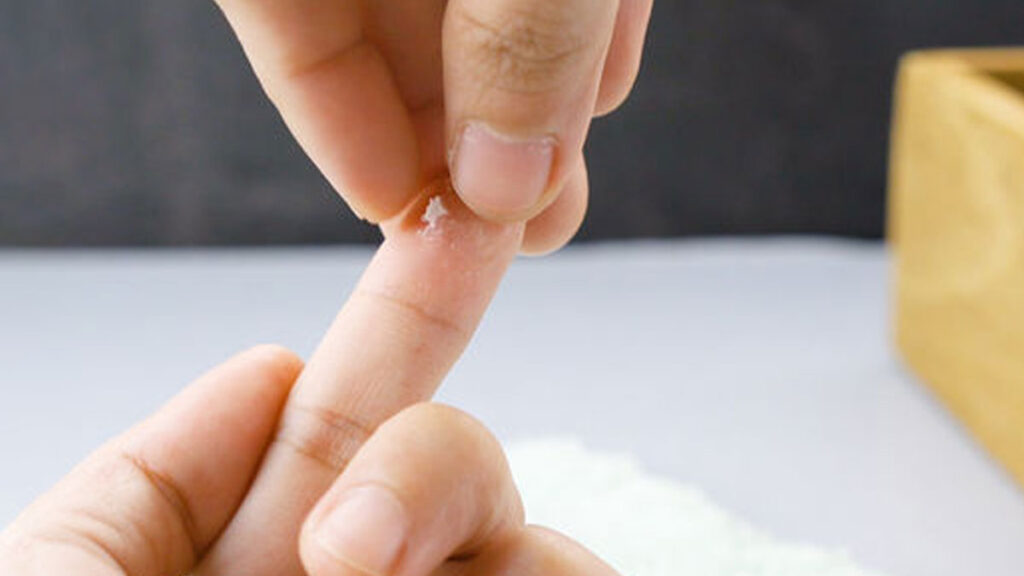 how to remove glue from hands ఫెవిక్విక్ అంటుకుంటే సింపుల్ ఇలా చెయ్యండి !